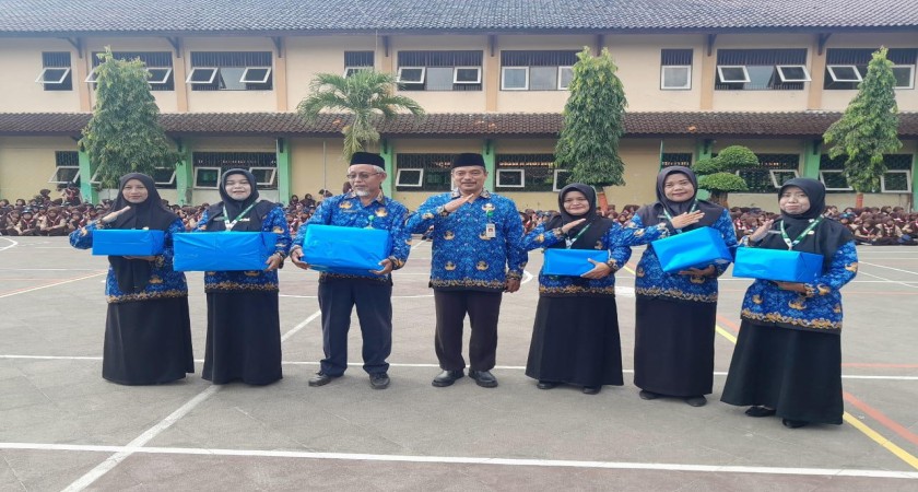 MTsN 1 Pekalongan Gelar Upacara Hari Guru Nasional dengan Khidmat dan Meriah