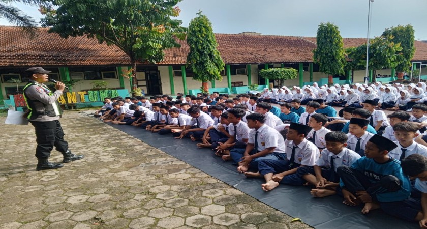 Sosialisasi SMA Kemala oleh Kepolisian di MTsN 1 Pekalongan