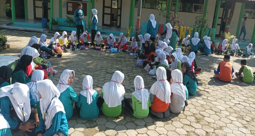 KEGIATAN MAKAN BERSAMA MERIAHKAN MATSAMA MTsN 1 PEKALONGAN