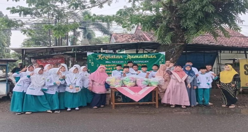 Tebar Kepedulian di Bulan Ramadan, MTs Negeri 1 Pekalongan Bagikan Takjil Gratis
