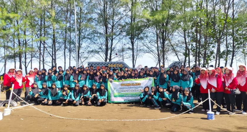 Kelas Unggulan MTsN 1 Pekalongan Gelar Outing Edukatif di Pantai Wonokerto