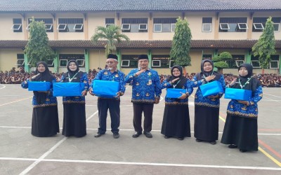 MTsN 1 Pekalongan Gelar Upacara Hari Guru Nasional dengan Khidmat dan Meriah