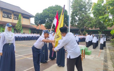 Upacara Serah Terima Jabatan OSIS Periode 2025–2026 dan Pelantikan Pengurus OSIS Periode 2026 Berlangsung Khidmat