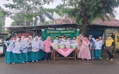 Tebar Kepedulian di Bulan Ramadan, MTs Negeri 1 Pekalongan Bagikan Takjil Gratis
