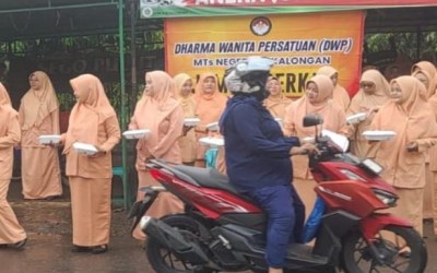 Giat Jumat Berkah Dharma Wanita MTsN 1 Pekalongan